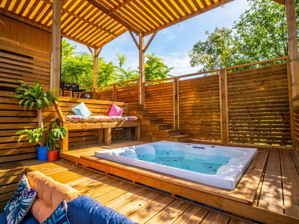 Camping Hotel Les Rives Du Loup Tourrettes-sur-Loup Exterior foto
